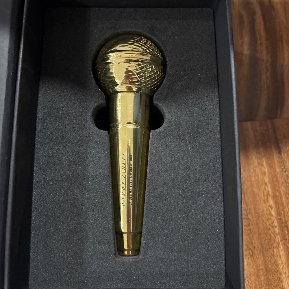 Daddy Yankee Legendaddy La Ultima Vuelta Tour Microphone Promo Gold New